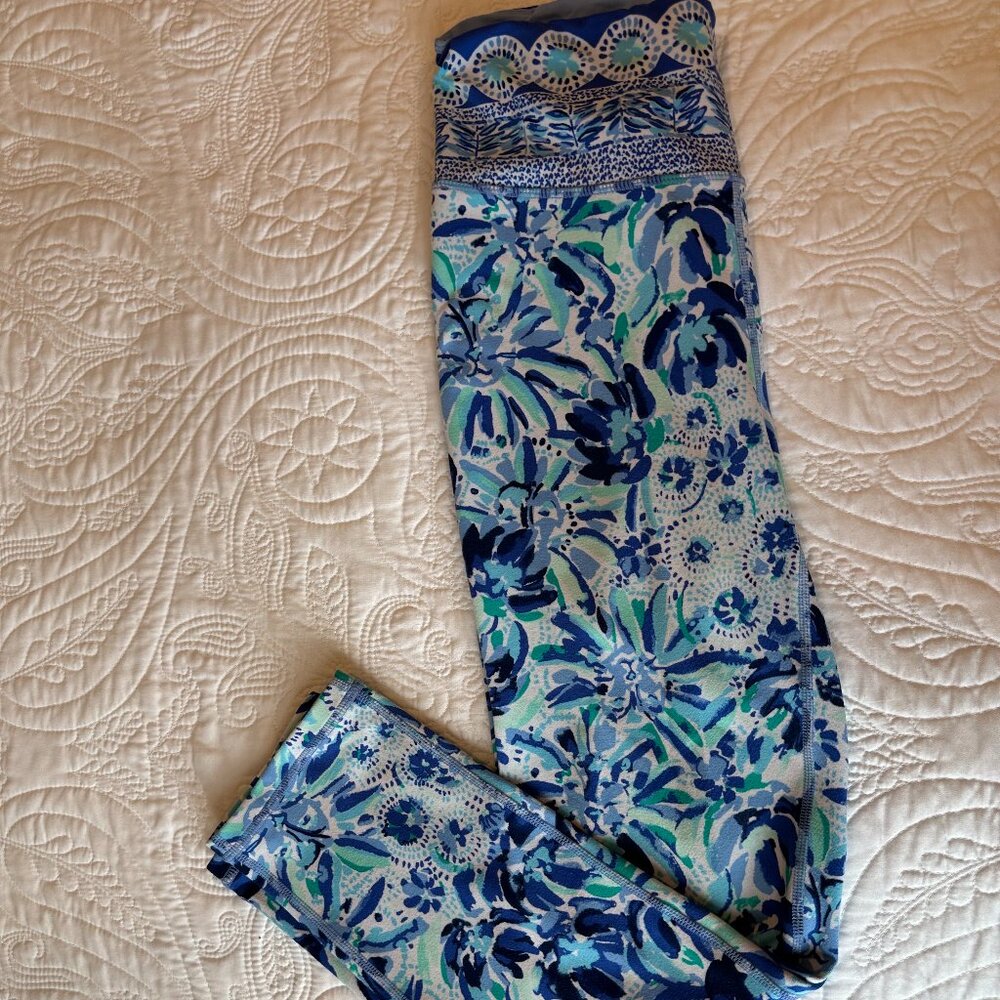 EUC Lilly Pulitzer Luxletic Weekender High Rise Midi Legging in Seen and Herd